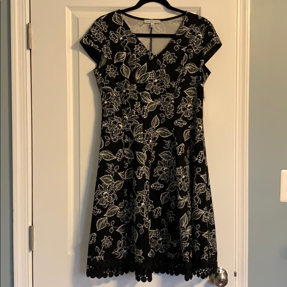 Sandra Darren v neck skater dress